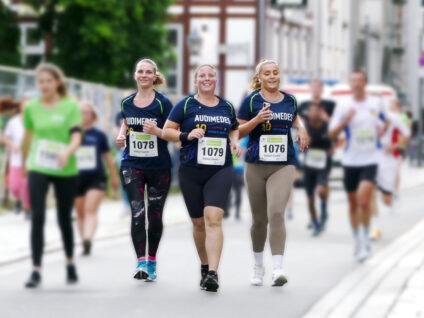 Altstadtlauf 2024 in Göttingen: Das Audimedes Team ist gemeinsam auf dem Weg ins Ziel